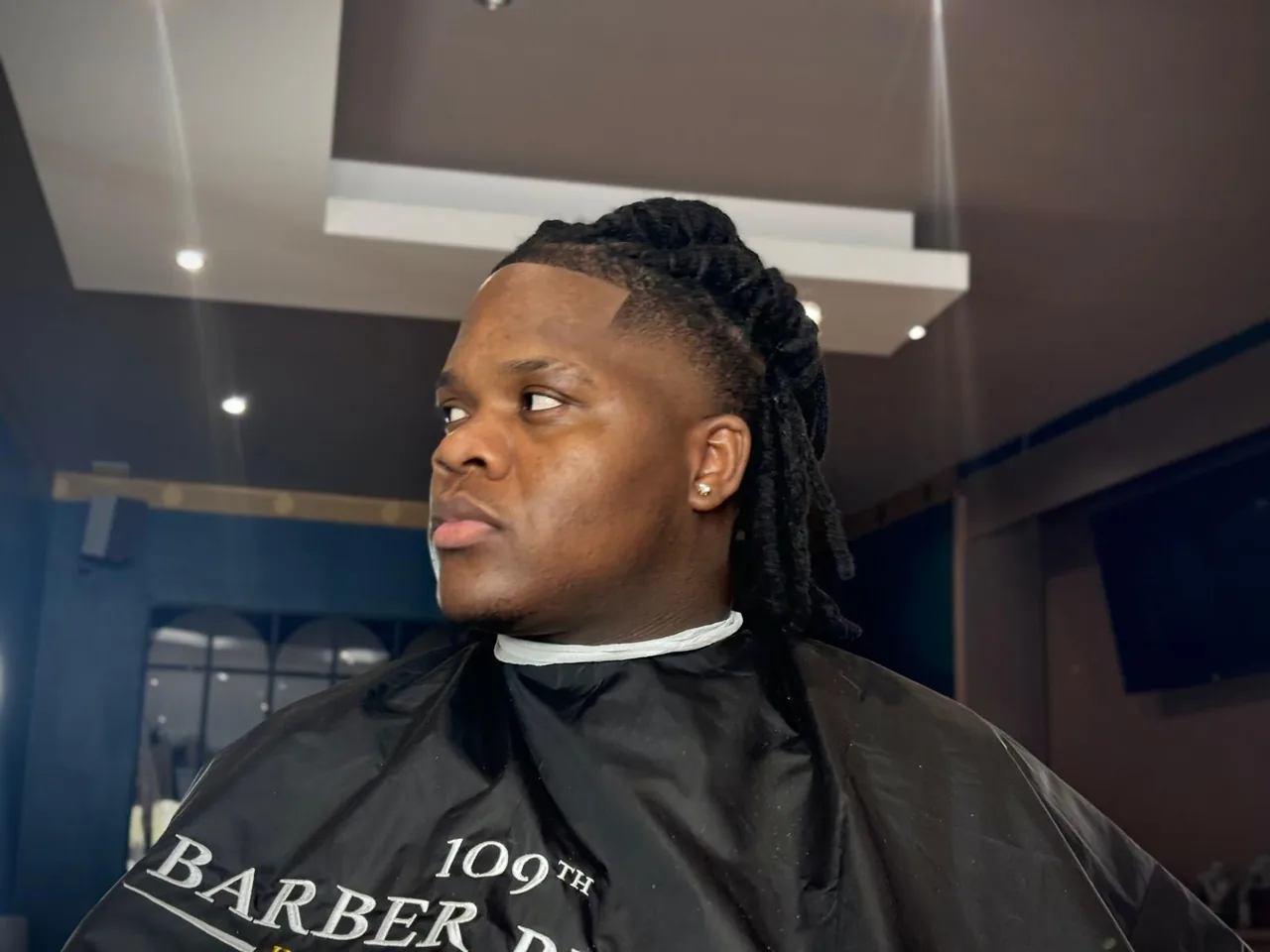 Coupe courte homme avec finition nette chez Barber Bink's.