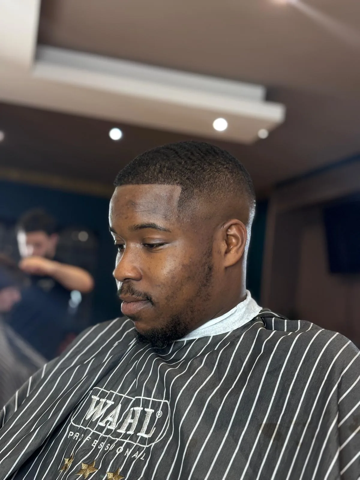 Coupe homme structurée avec finition propre réalisée chez Barber Bink's.