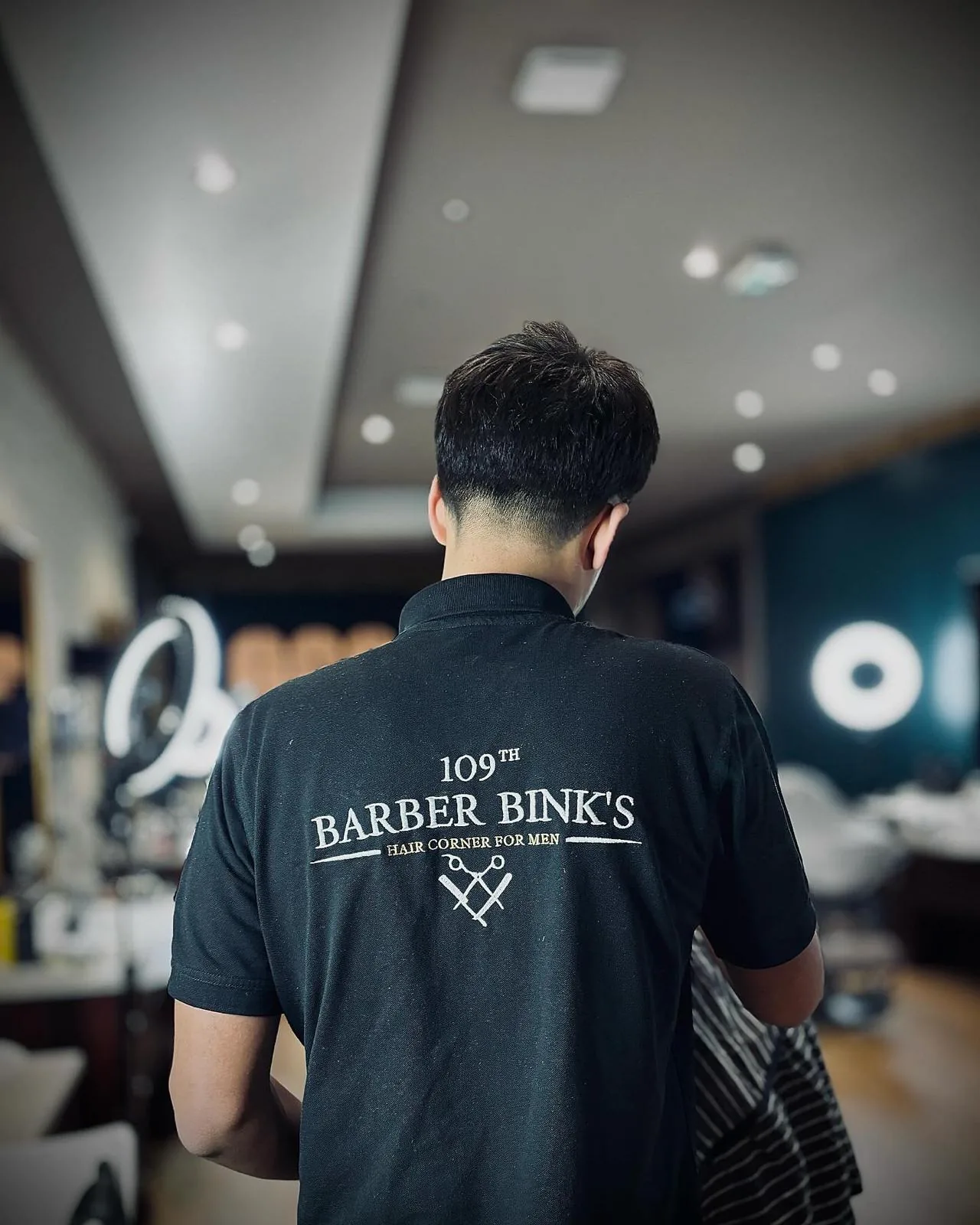 Barbier Barber Bink's réalisant un dégradé homme avec contours précis à Poitiers.