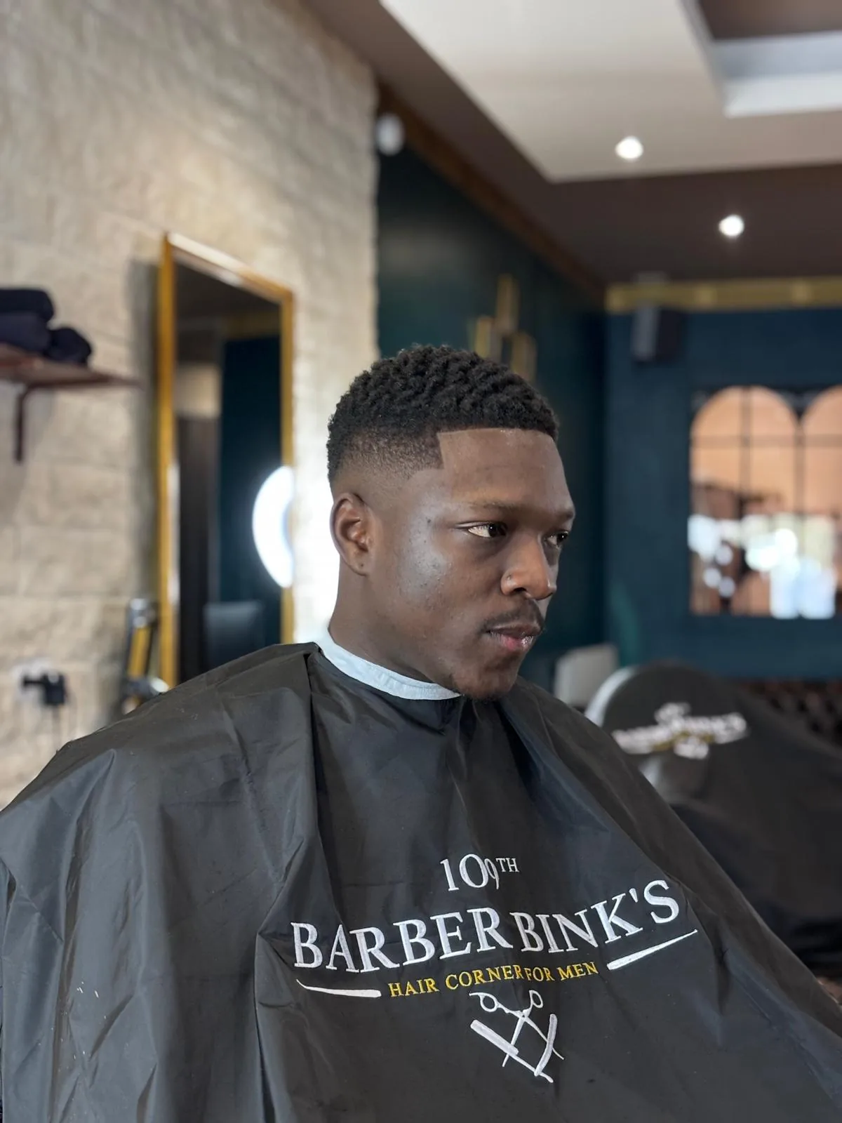 Détail d'une coupe homme moderne réalisée au salon Barber Bink's.