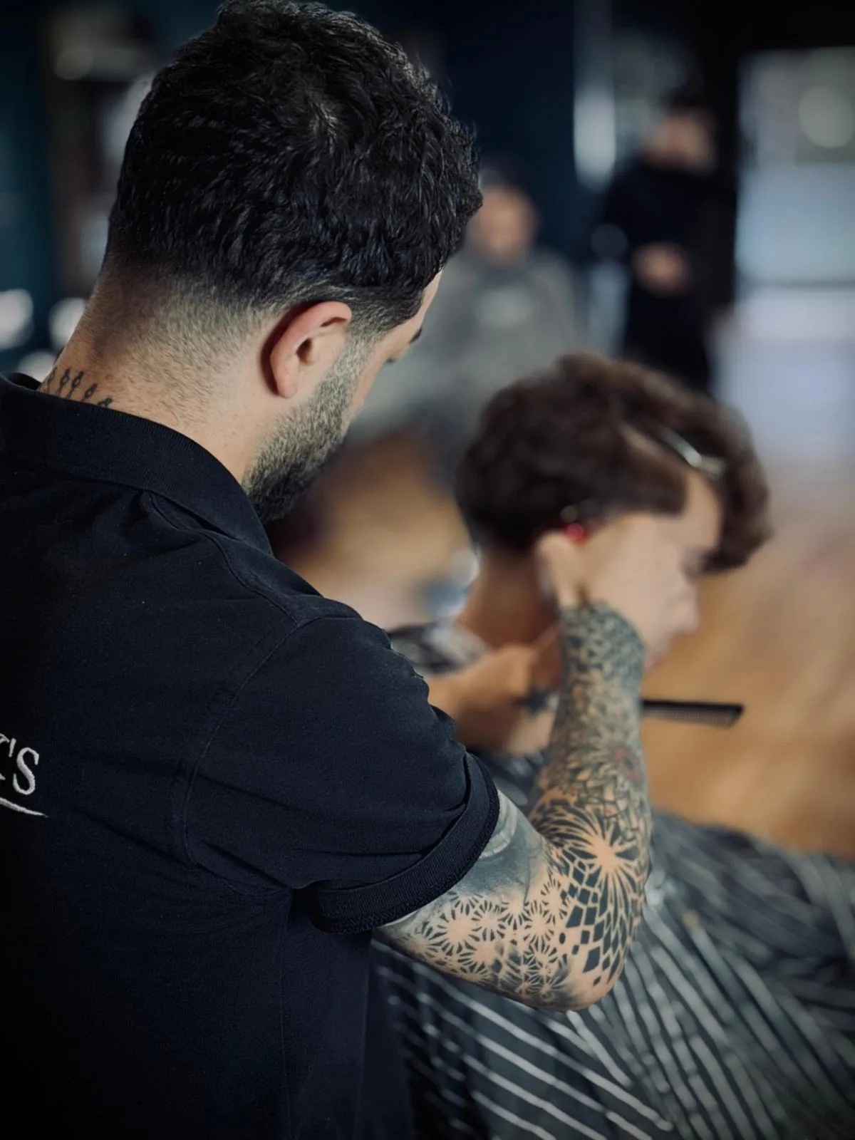 Client avec coupe homme finalisée et finition propre chez Barber Bink's à Poitiers.