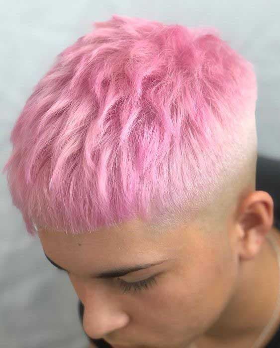 Coloration et coupe homme en cours.
