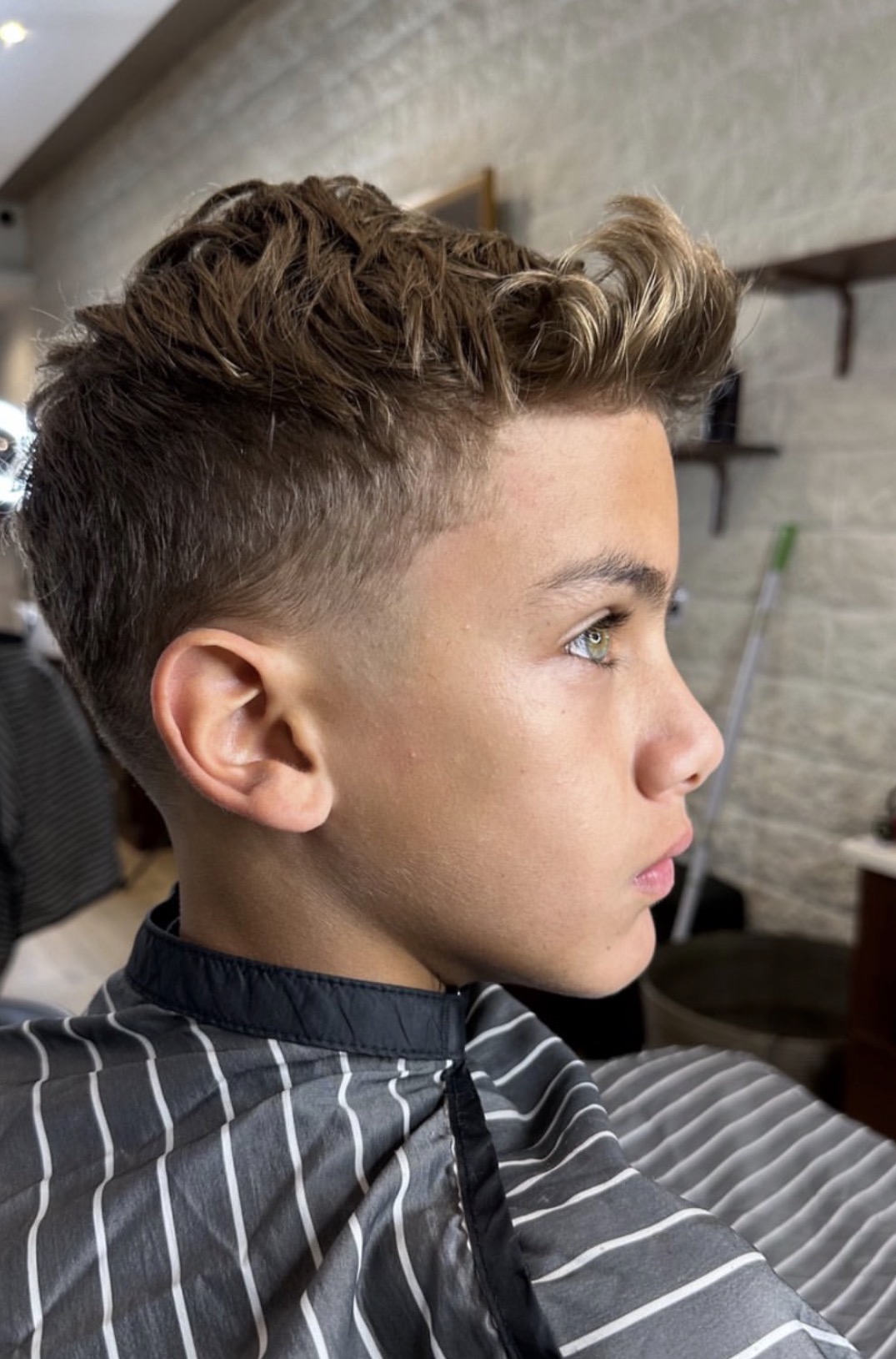 Coupe homme avec dégradé et finition nette.