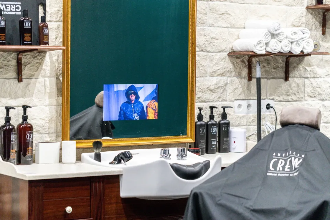 Un barbier en train de réaliser une coupe homme.