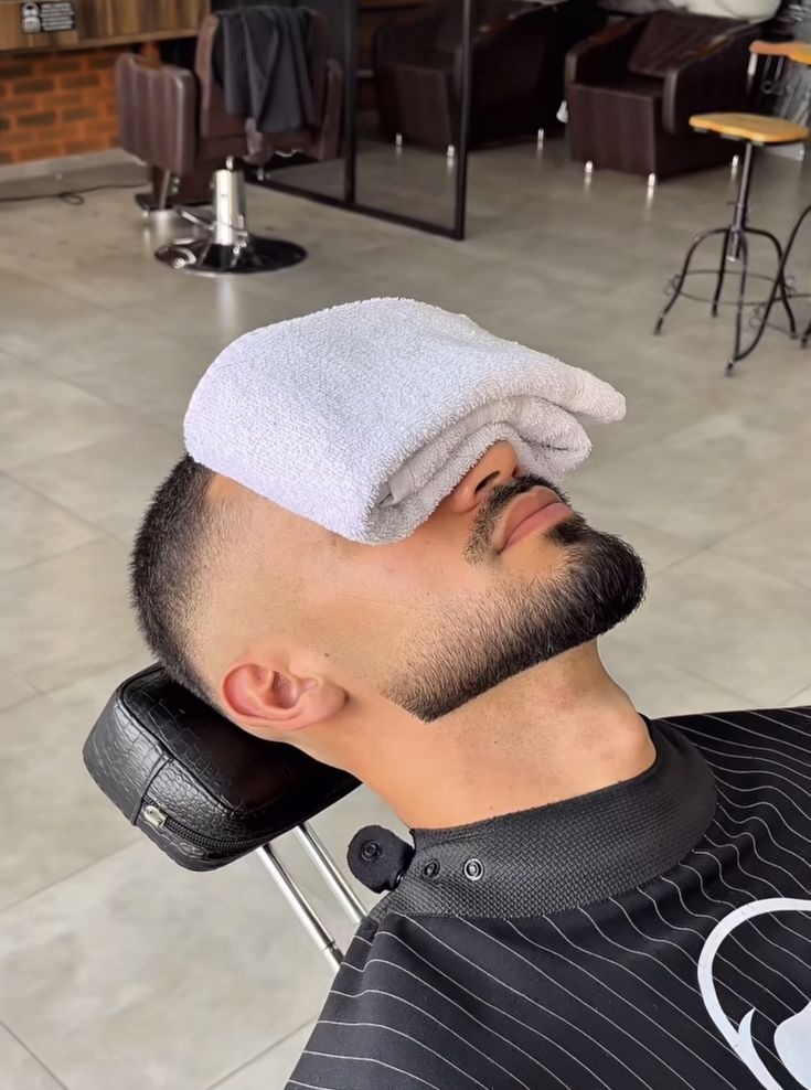 Soin barbe et visage au salon.