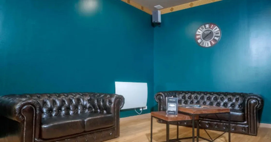 Barber Poitiers en face de la gare, vue intérieure du salon Barber Bink's.