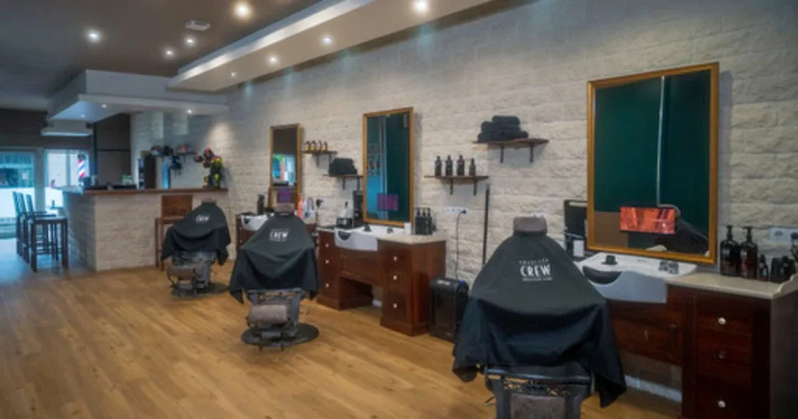 Détail des outils de barbier utilisés pour une coupe homme à Poitiers.