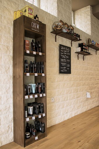 Barber shop Poitiers en face de la gare, service coupe homme et enfant.