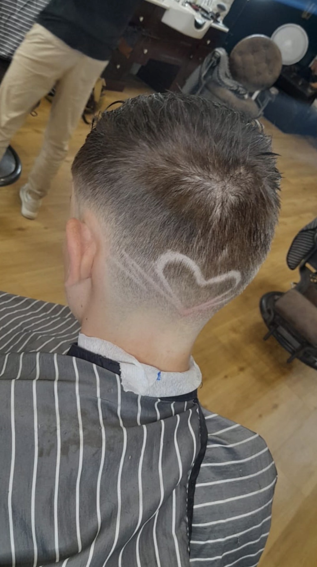 Barbier Poitiers, préparation et outils professionnels.