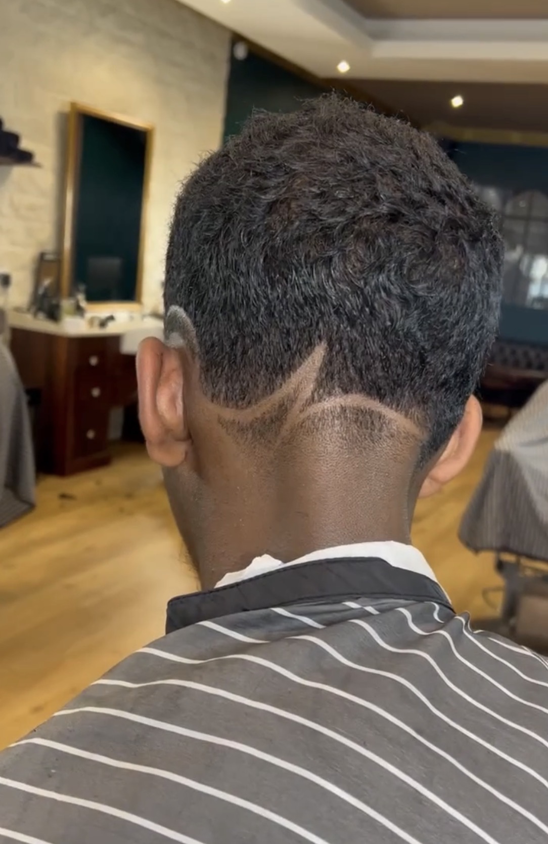 Intérieur barber shop Poitiers avec espace coupe homme.