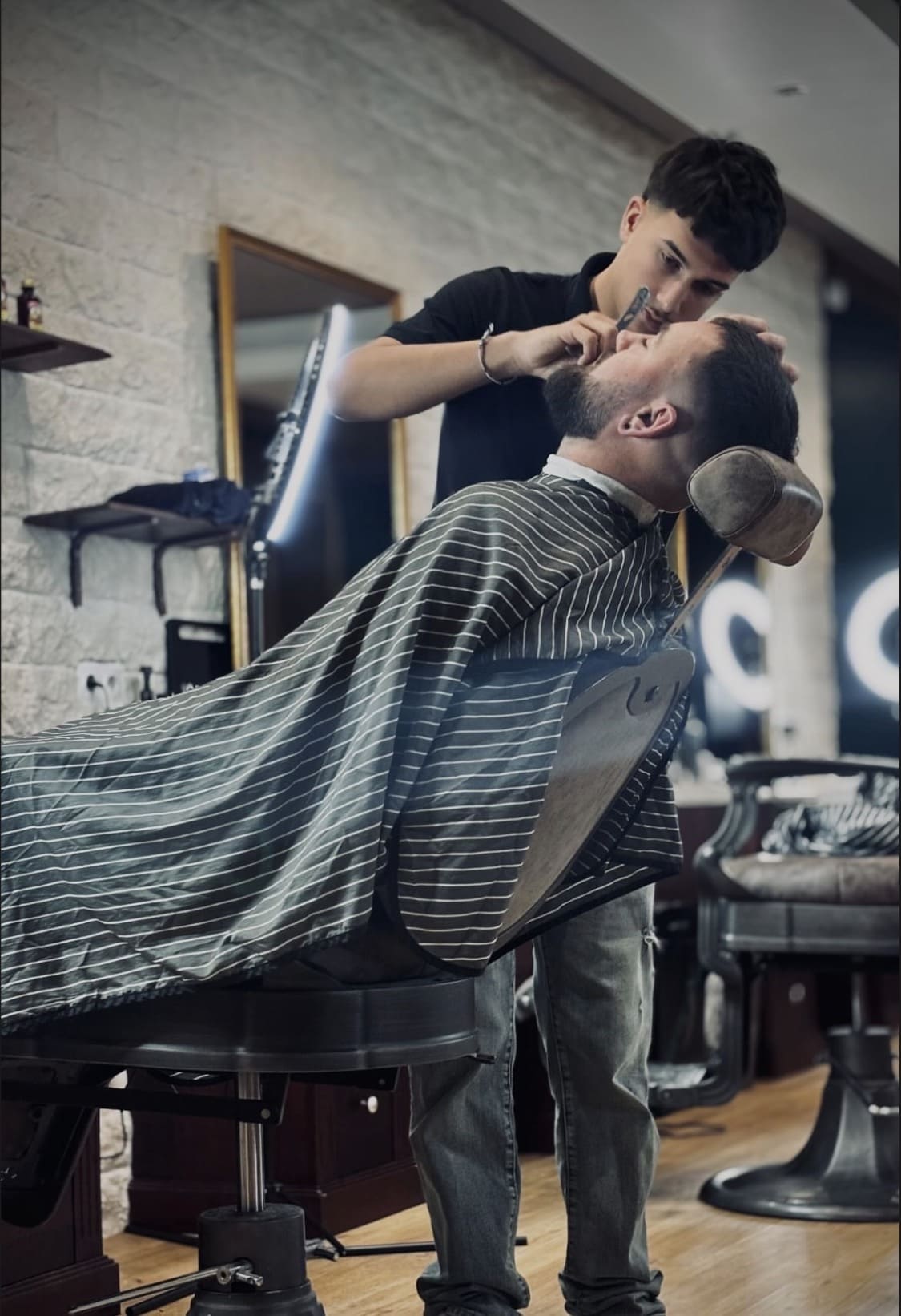 Photo de Jake / Arthur, barbier à Poitiers chez Barber Bink's.